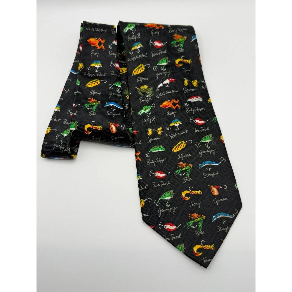 Addiction necktie features
